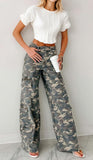 Chouyatou Women Casual Camo Print Denim Pants Y2k Wide Leg Cargo Jeans Flare Distressed Camouflage Jeans Sweatpants Pockets