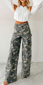 Chouyatou Women Casual Camo Print Denim Pants Y2k Wide Leg Cargo Jeans Flare Distressed Camouflage Jeans Sweatpants Pockets