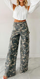 Chouyatou Women Casual Camo Print Denim Pants Y2k Wide Leg Cargo Jeans Flare Distressed Camouflage Jeans Sweatpants Pockets