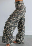 Chouyatou Women Casual Camo Print Denim Pants Y2k Wide Leg Cargo Jeans Flare Distressed Camouflage Jeans Sweatpants Pockets