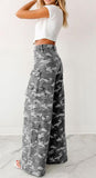 Chouyatou Women Casual Camo Print Denim Pants Y2k Wide Leg Cargo Jeans Flare Distressed Camouflage Jeans Sweatpants Pockets