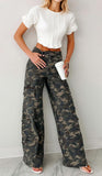 Chouyatou Women Casual Camo Print Denim Pants Y2k Wide Leg Cargo Jeans Flare Distressed Camouflage Jeans Sweatpants Pockets