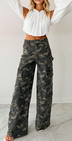 Chouyatou Women Casual Camo Print Denim Pants Y2k Wide Leg Cargo Jeans Flare Distressed Camouflage Jeans Sweatpants Pockets