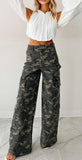 Chouyatou Women Casual Camo Print Denim Pants Y2k Wide Leg Cargo Jeans Flare Distressed Camouflage Jeans Sweatpants Pockets