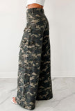 Chouyatou Women Casual Camo Print Denim Pants Y2k Wide Leg Cargo Jeans Flare Distressed Camouflage Jeans Sweatpants Pockets