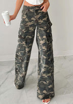 Chouyatou Women Casual Camo Print Denim Pants Y2k Wide Leg Cargo Jeans Flare Distressed Camouflage Jeans Sweatpants Pockets