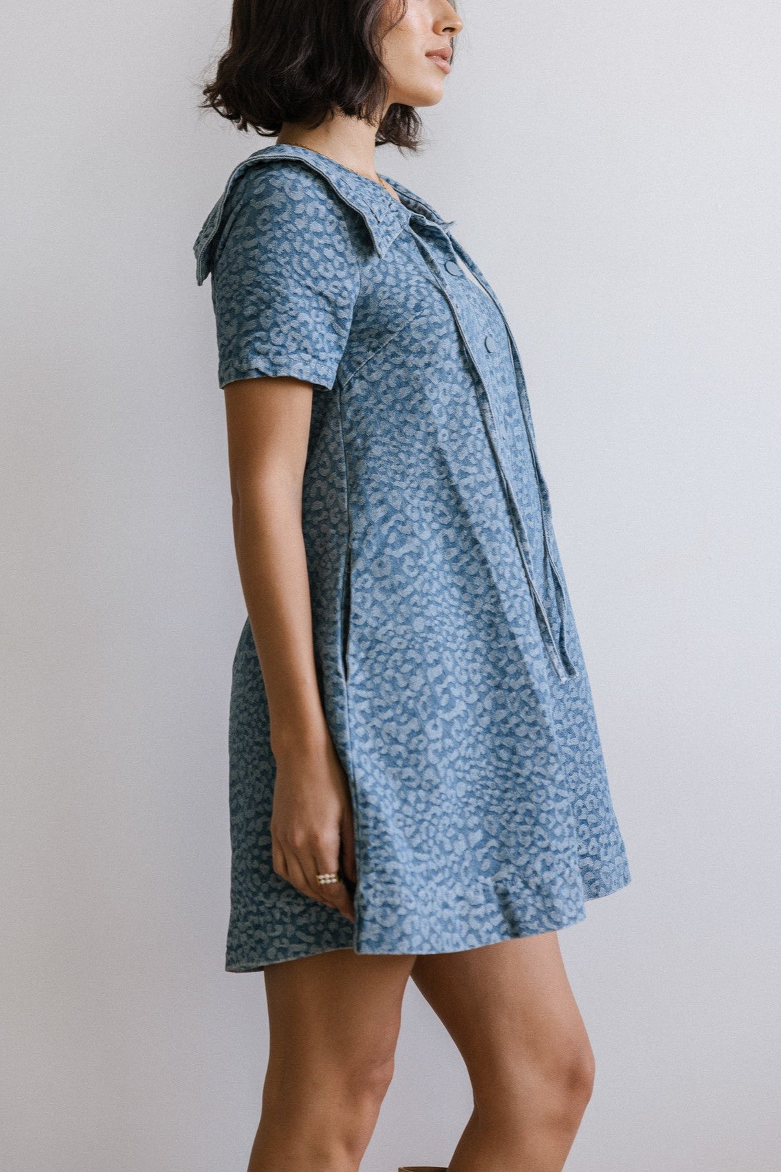Chouyatou Women's Leopard Print Short Sleeve denim Dress Button Down Peter Pan Collar Midi Jean Dress