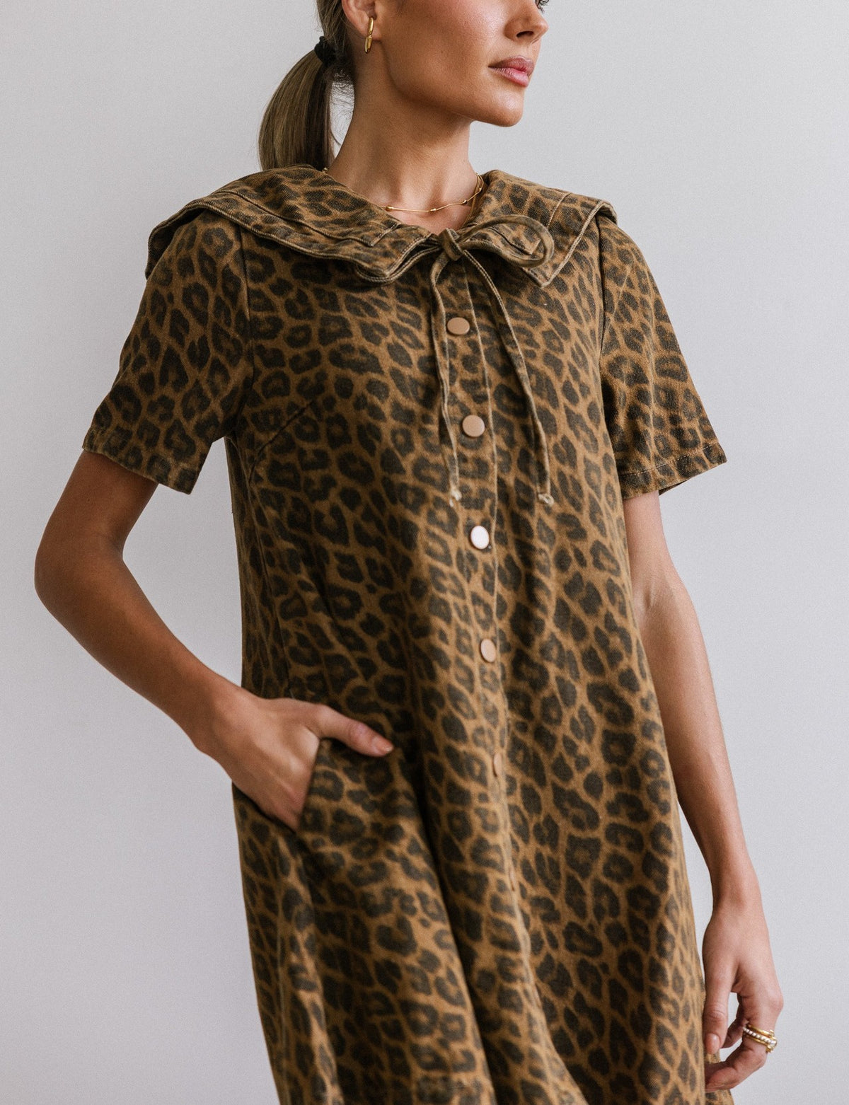 Chouyatou Women's Leopard Print Short Sleeve denim Dress Button Down Peter Pan Collar Midi Jean Dress