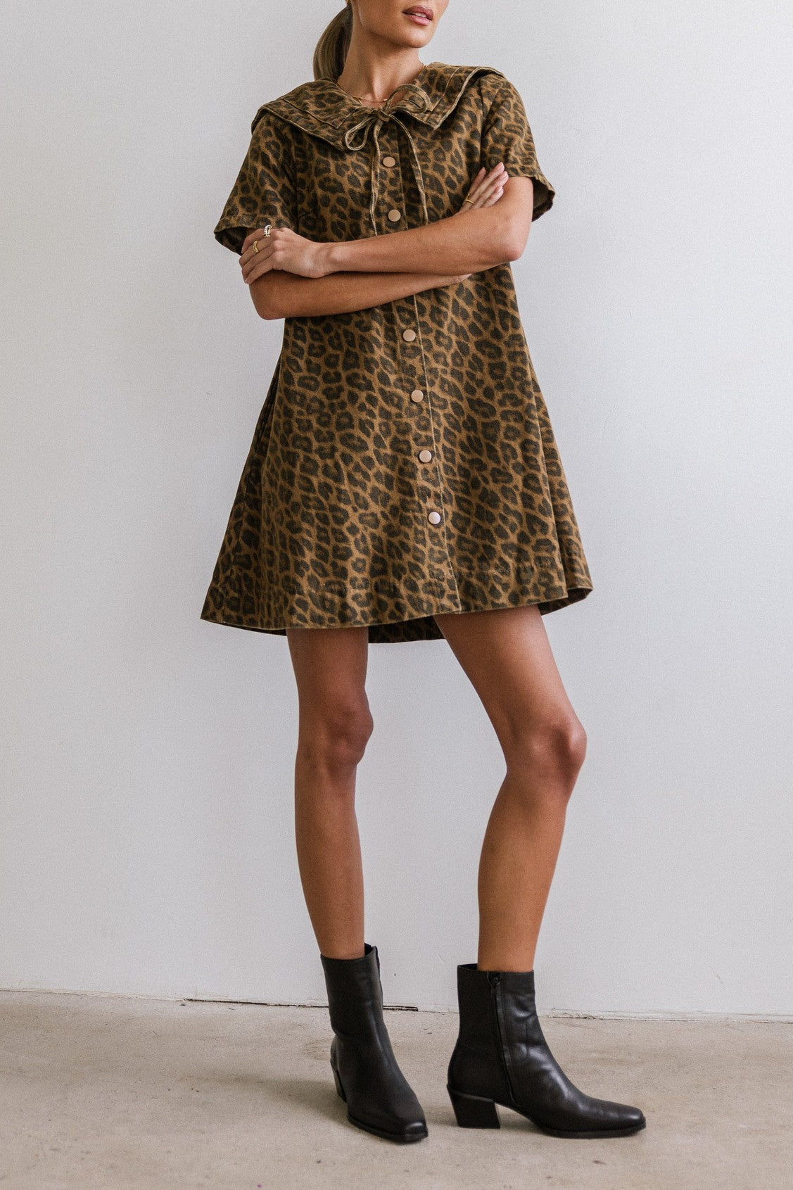 Chouyatou Women's Leopard Print Short Sleeve denim Dress Button Down Peter Pan Collar Midi Jean Dress