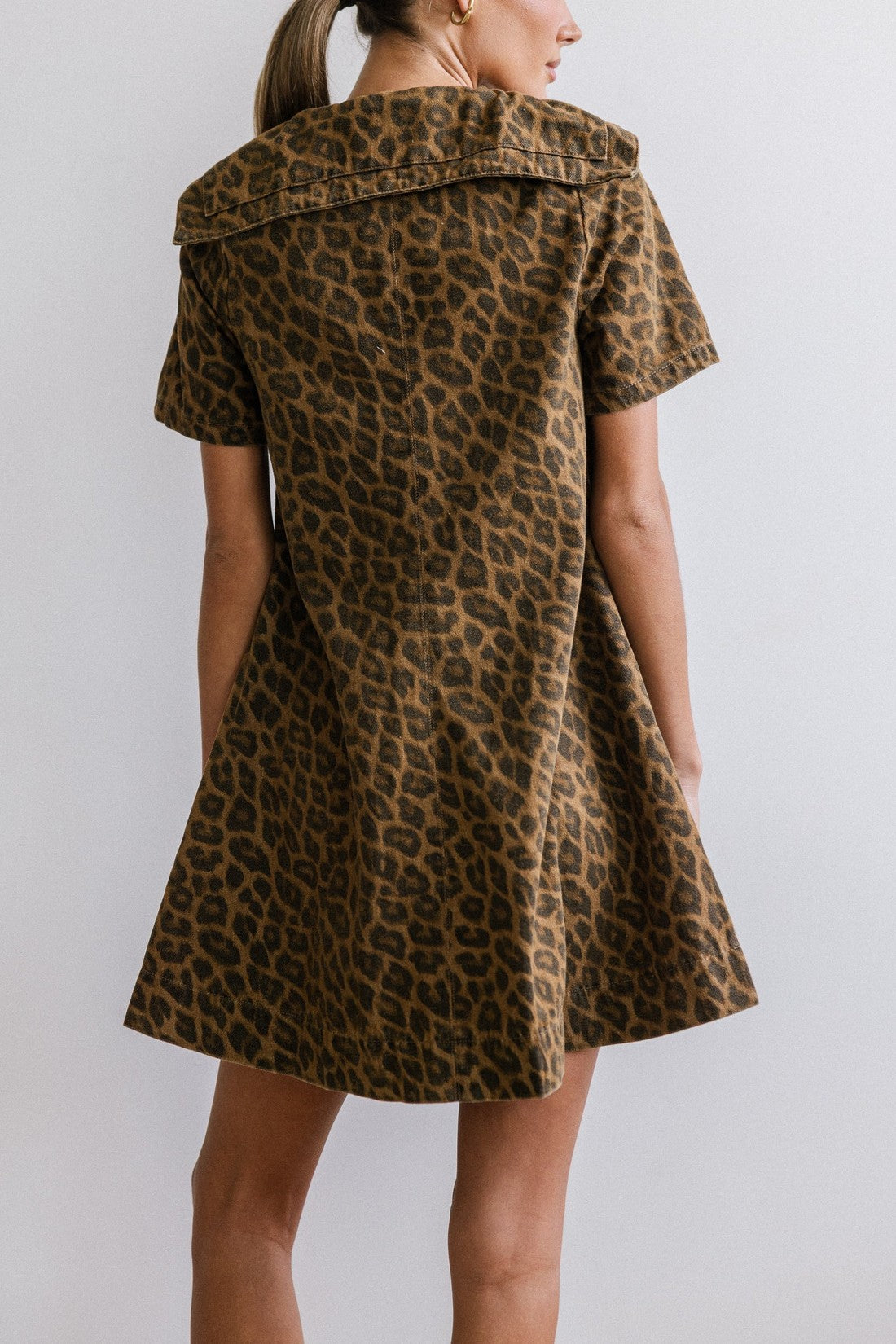 Chouyatou Women's Leopard Print Short Sleeve denim Dress Button Down Peter Pan Collar Midi Jean Dress